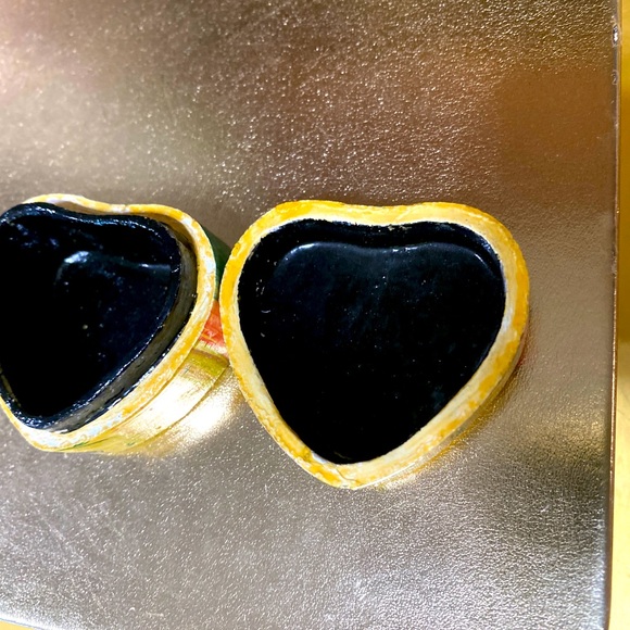 VINTAGE UNIQUE MEDITERRANEAN CAMEL & RIDER DESERT SCENE HEART SHAPED TRINKET BOX - Picture 9 of 10